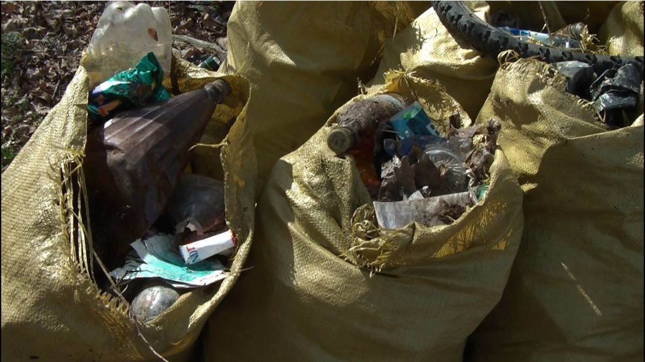 20 мішків побутового сміття зібрали на узбережжі Дніпра під час екологічної акції